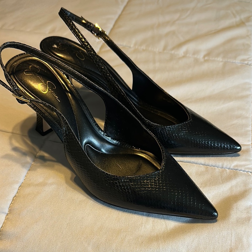 Jessica Simpson Black Heels with Sleek Design